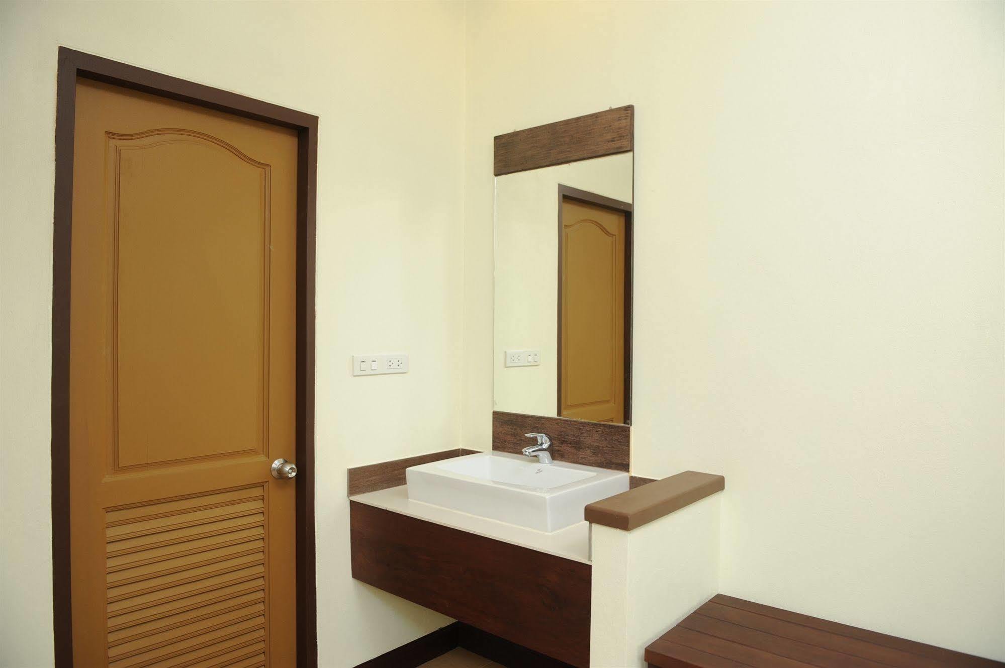 Mawin Hotel Чиангмай Екстериор снимка